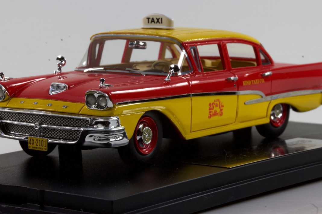 Zweite Neuheit von Goldvarg ist dieses Taxi aus New York auf Basis eines Ford Custom aus dem Vorbildbaujahr 1958 in den Farben Gelb und Rot ] Foto: Werk