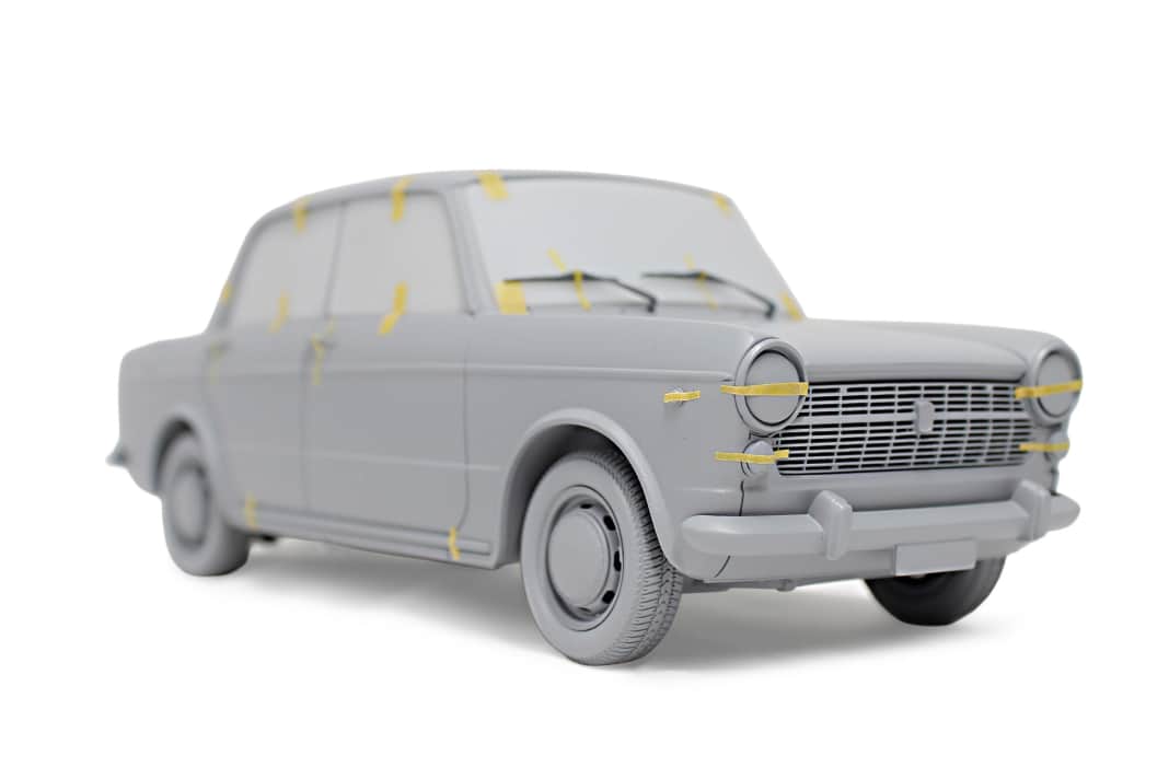 Vor genau 60 Jahren gab der Fiat
1100 R sein Debüt. Das „R“ stand für
„rinnovata“, sprich: runderneuert.
Laudoracing arbeitet an seiner
prächtigen 1:18-Miniatur aus Resine.