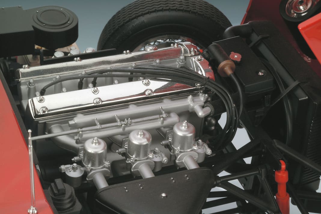 Der Reihensechszylinder unter der Fronthaube ist sogar verkabelt