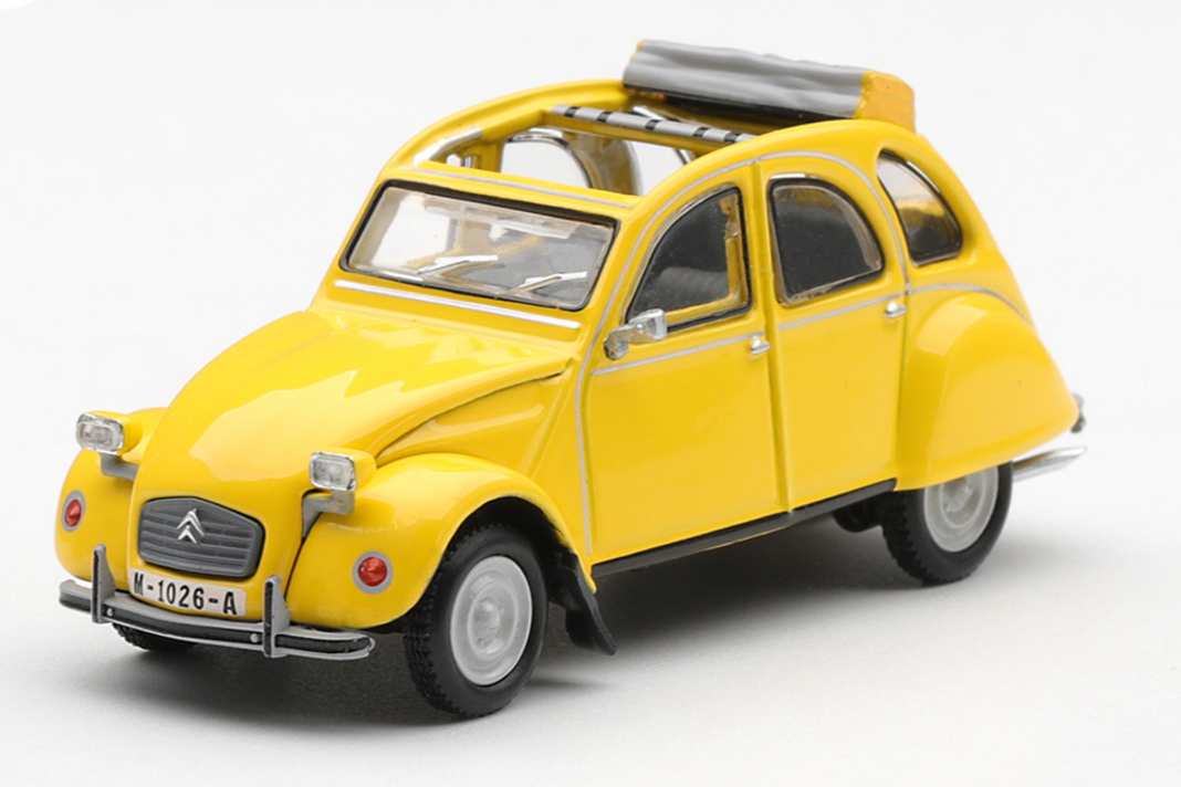 Die 007-Ente von Mini GT in 1:64 präsentiert sich jungfräulich, also noch ohne die Einschusslöcher in der gelben Karosserie ] Foto Mini GT