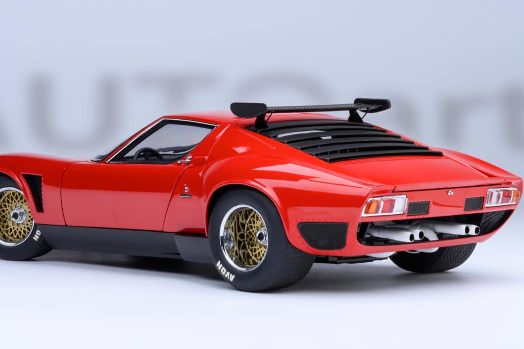 Das spektakuläre Einzelstück des Lamborghini Jota SVR zeichnet Autoart ab Februar mit einer grandiosen Neuauflage fein detailliert nach. ] Foto: Werk