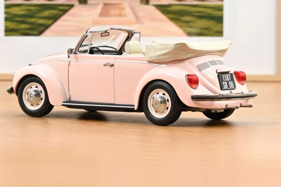 Neben der pinkfarbenen Lackierung ist bei dem Cabriolet des VW 1303 von Norev noch die weiße Persenning über dem Verdeck auffällig ] Foto: Norev