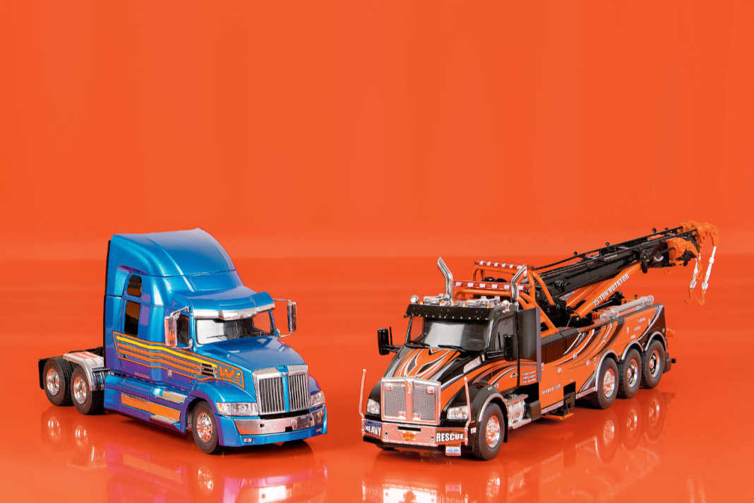 Der Western Star von Ixo (links) zeigt ausgefeilte Aerodynamik, der Kenworth punktet mit dem riesigen Wrecker-Aufbau