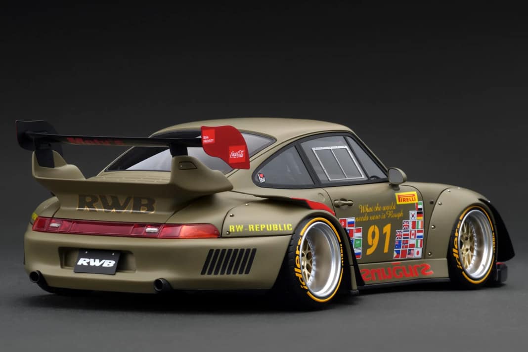 Die Heckansicht unterstreicht die extreme Verbreiterung des RWB-Kits. Man beachte die Lüftungsschlitze in der Heckschürze des 1:18ers.  Foto: Ignition Model