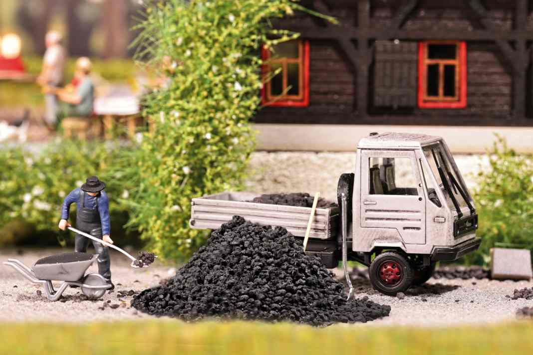 Dass Schaufeln bei einem Köhler zum Handwerk gehört, beweist das Busch-Set Nummer 79940. Der Multicar im Hintergrund gehört dabei nicht mehr zum Lieferumfang. ] Foto: Busch