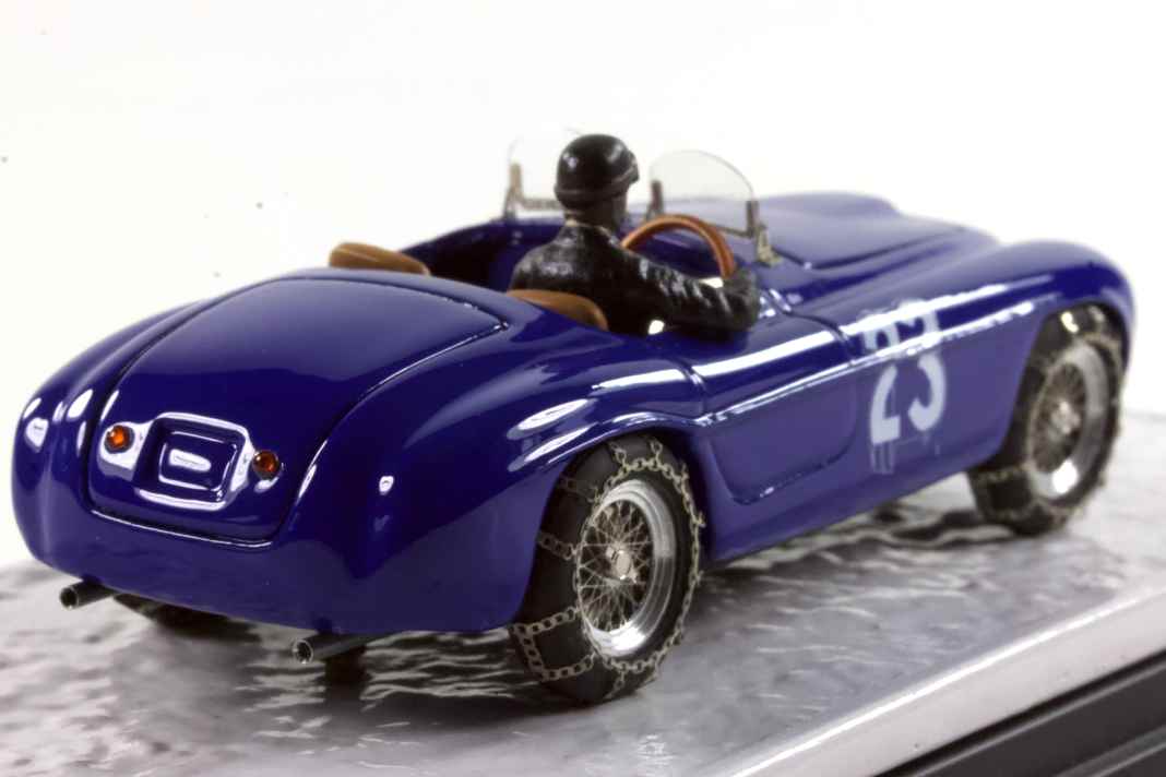 Die Bodenplatte hat die Struktur einer zugefrorenen Seeoberfläche. Über die fuhr das blaue Original zum 1:43-Modell bei seinem Start anno 1952. ] Foto: Autopioneer