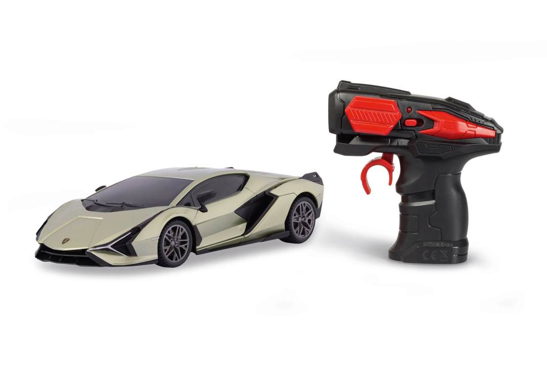 Revell liefert seine 1:24-Neuheit als Ready-to-Run-Modell in 1:24 mit Funkfernsterung für das 2,4-GHz-Band in den Handel ] Foto: Werk