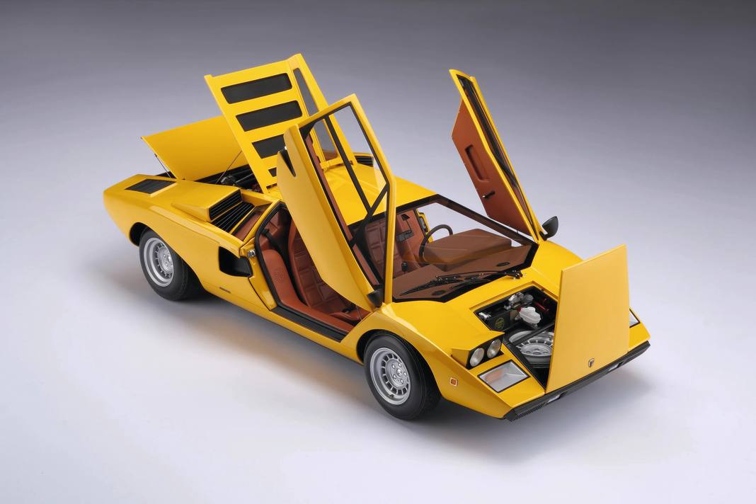 Von seinem Lamborghini Countach LP 400 in der Farbe Giallo baut Amalgam im Maßstab 1:8 weltweit nur 199 Stück