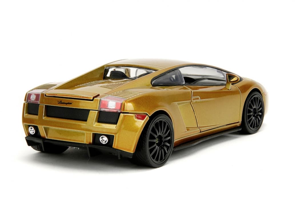 Klare Kante zeigt der goldene Lamborghini auch in der Heckansicht als 1:24er