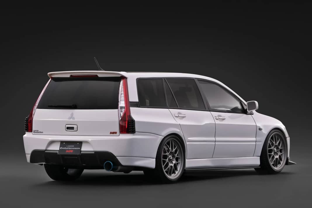Die weiße Version des sportlichen Lancer-Kombis in 1:18 zeigt im Heck einen großen Spoiler, der beim Wagon MR Serie war ] Foto: Ignition Model