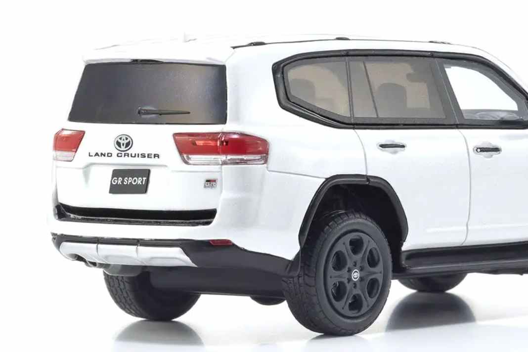 Gut getroffen hat Kyosho das kernige Design des Toyota Land Crusier, das sich optisch am Vorgänger orientiert. Der 300 GR Sport hat einen Twin-Turbo-Diesel mit 3,3 Litern Hubraum
