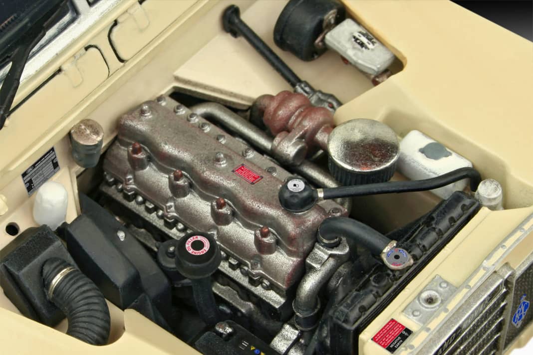 Auch der Commercial-Landy hat bei Revell einen detaillierten Reihenmotor unter der Haube