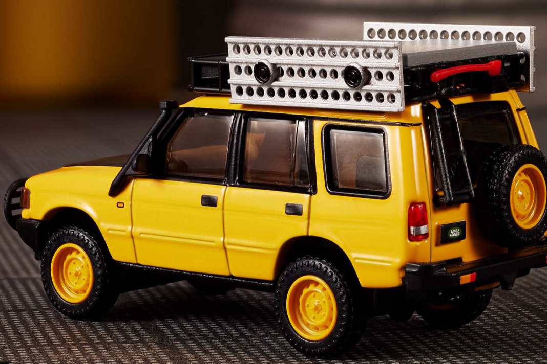 Dank des riesigen Dachgepäckträgers lassen sich die Extras teilweise auf dem Dach des SUV in 1:64 verstauen ] Foto: Werk