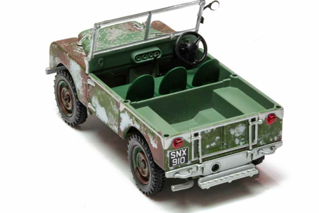 Experten bargen das Original aus dem Schlamm, restauriertes es technisch, aber ließen ihm die Patina. Genauso zeichnet Corgi diesen seltenen Land Rover Series I in 1:43 nach. ] Foto: Corgi