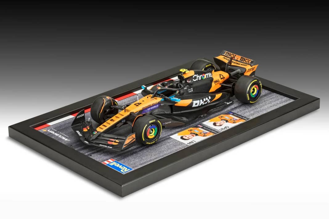 Zu den Extras dieser Revell-Neuheit gehört ein sehr schön gestalteter Display-Sockel, der sich auch an der Wand aufhängen lässt ] Foto: Revell