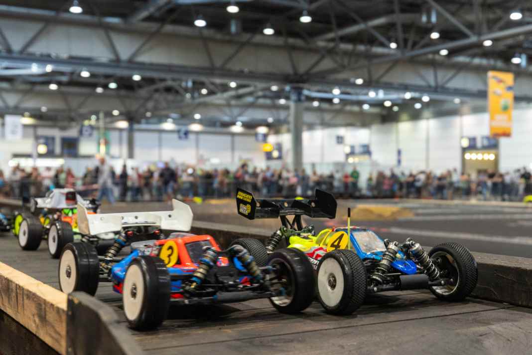 Auch RC-Flitzer gehen in Leipzig an den Start. Und es gibt selbstverständlich auch Möglichkeiten, es einmal selber auszuprobieren. ] Foto:: Joerg Singer