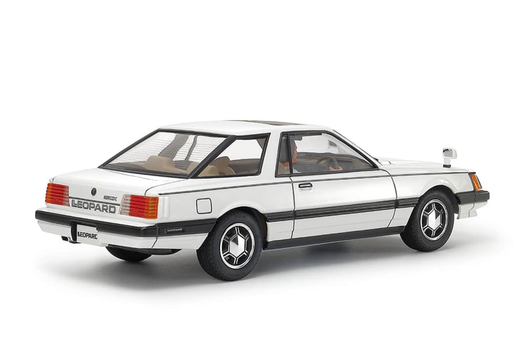 Klare Kanten und große Fensterflächen prägen das ungewöhnliche Design des Nissan Leopard als Tamiya-Kit in 1:24 ] Foto: Tamiya