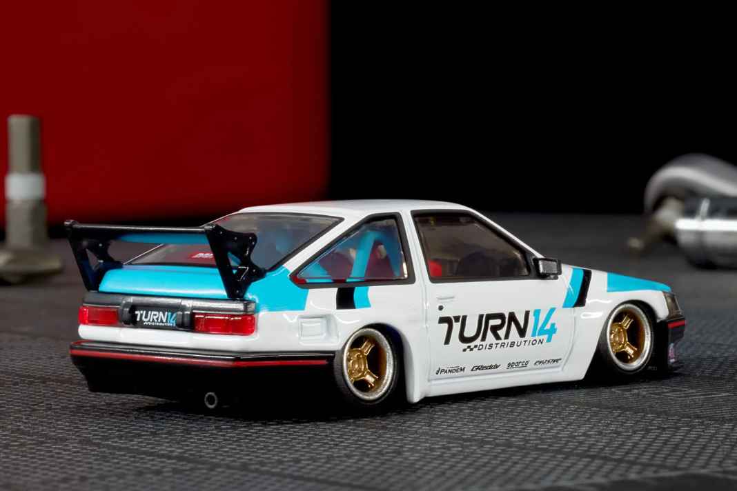 Ohne fetten Heckflügel im Leitwerk-Format ist kein getunter Toyota Levin denkbar. Das beweist jedenfalls Hot Wheels mit seiner Neuheit. ] Foto: Werk