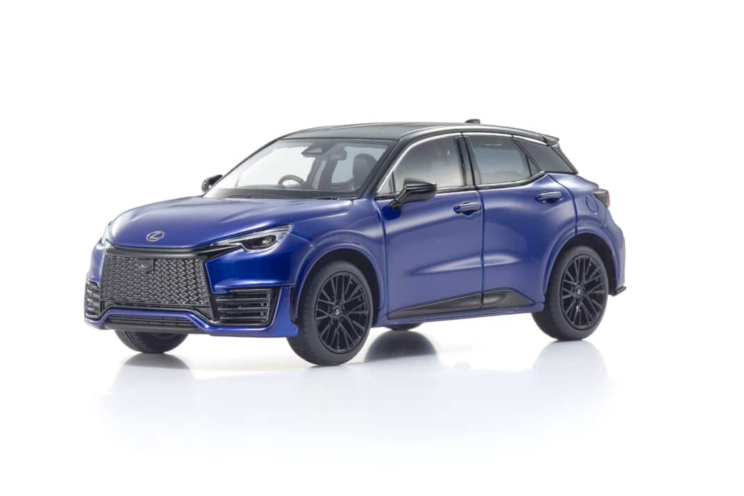 Mutig, mutig: Hier ist das 1:43-Modell des Lexus LBX Morizo RR in Heat Blue mit schwarzem Dach zu sehen ] Foto: Kyosho