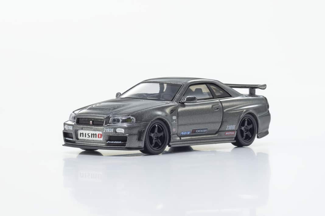 Auf den ersten Blick ist das 1:64-Modell eine ganz normale Miniatur des Nissan Skyline GT-R aus der Generation Nismo BNR34 als CRS-Version ] Foto: Werk