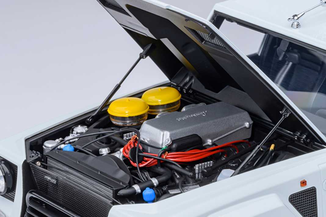 Die Motorhaube schwebt an filigranen Dämpfern nach oben und gibt den Blick auf einen voll verkabelten Countach-V12 in 1:18 frei ] Foto: Autoart
