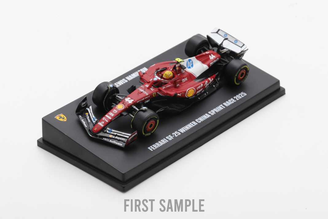 Mit an den Start geht bei Looksmart in 1:64 der Ferrari SF-25, mit dem Lewis Hamilton 2025 das Sprint-Rennen zum GP in China gewann ] Foto: Werk