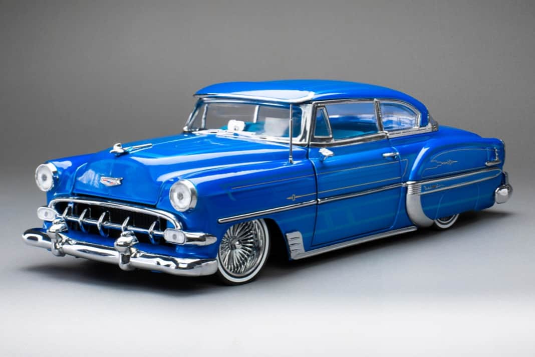 Sun Star variiert die bereits vorhandene Form des `54 Chevrolet Bel Air zu einem Lowrider in Blaumetallic mit hellblauer Inneneinrichtung und extrabreiten, fetten Chromfelgen ] Foto: Sun Star