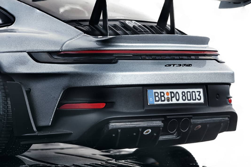 Die Detailfotos machen die knapp 300 Dekorationsschritte, die in jedem GT3 RS der Baugröße 1:18 stecken, sofort nachvollziehbar