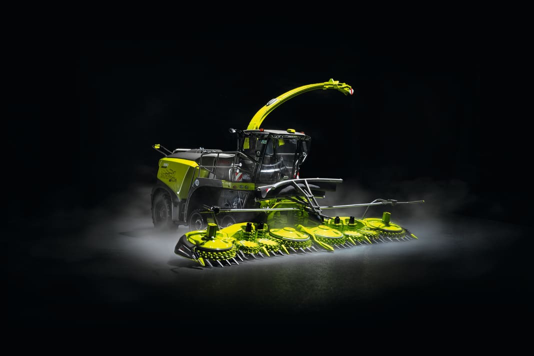 Zu den Respekt einflößenden 1:32- Neuheiten gehört sicher dieser Claas Jaguar 990 TERRA TRAC mit ORBIS 900 „50 Jahre Jaguar“ von Marge Models im Maßstab 1:32