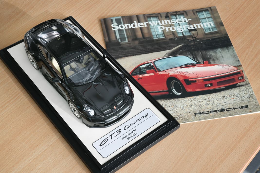 Dieser Porsche 911 (992) GT3 mit Touring- Paket in 1:18 ist ein „One-off“-Modell, das Porsche ab Werk an ganz besondere Kunden ausliefert