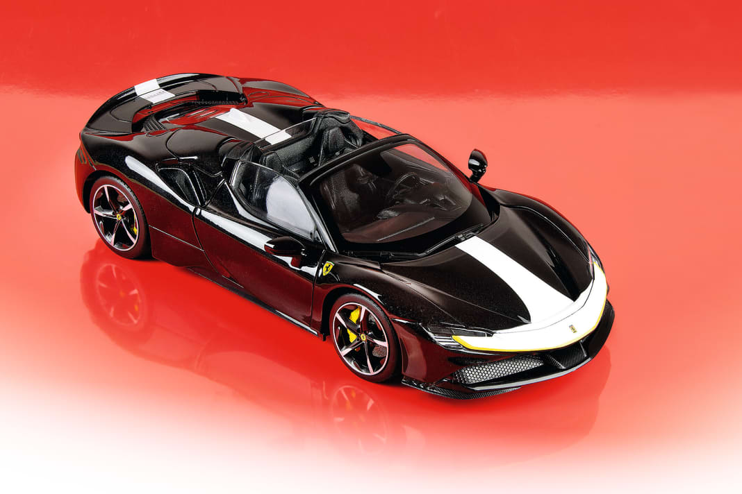 Den 1000 PS des Ferrari SF90 Spider Assetto Fiorano geht auch das Bburago-Modell aus Zinkdruckguss im Maßstab 1:18 bravourös auf die Spur