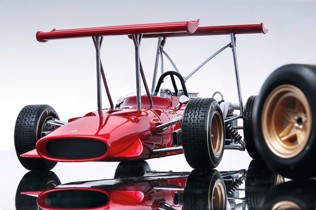 Seinem schlanken 1:18-Modell des Ferrari 312F1 spendiert Tecnomodel einen sehr gut gemachten V12-Motor mit perfekten Krümmern