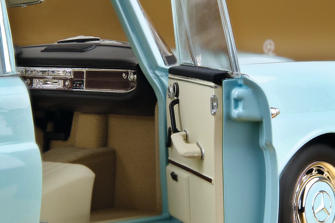 Die wohlproportionierte Mercedes-Heckflosse 220 S in 1:18 von Norev hat vier bewegliche Türen und zu öffnende Hauben