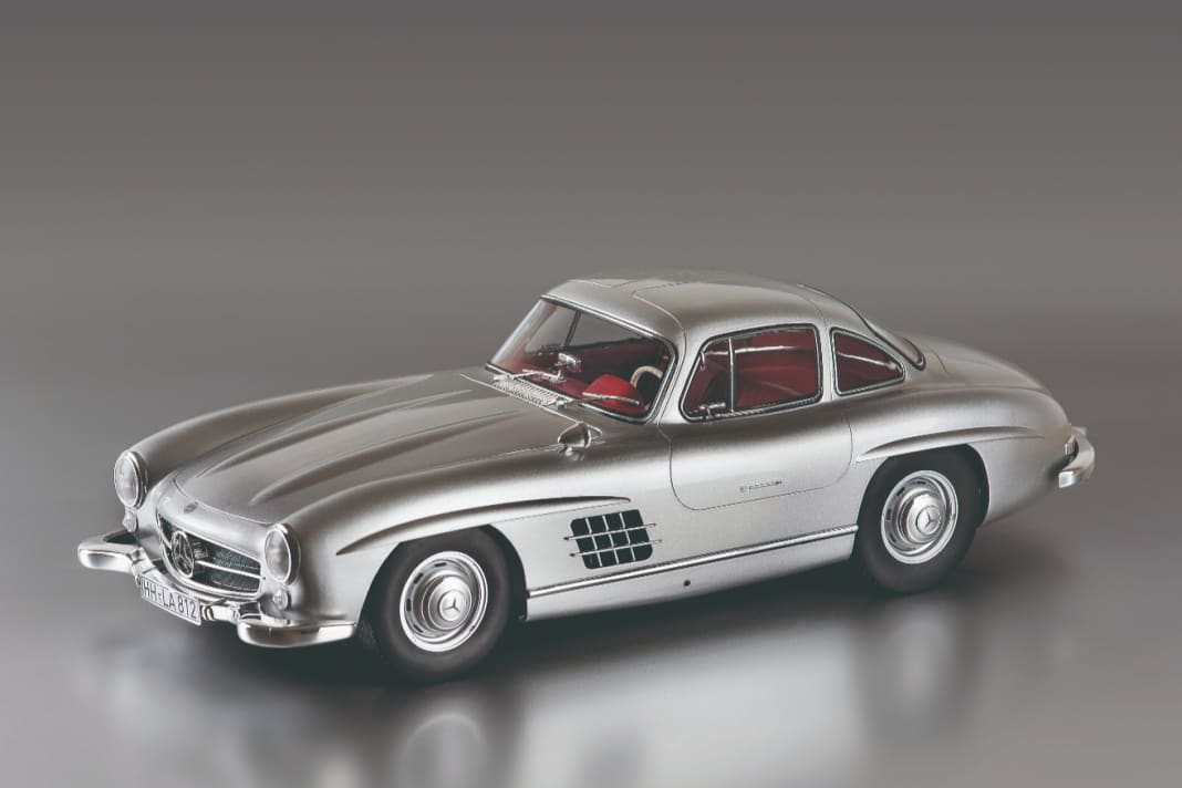Auch mit wenigen Bauteilen gelingt Norev ein 1:12-Modell des Flügeltürers, das sich in Sachen Details keine Blöße gibt