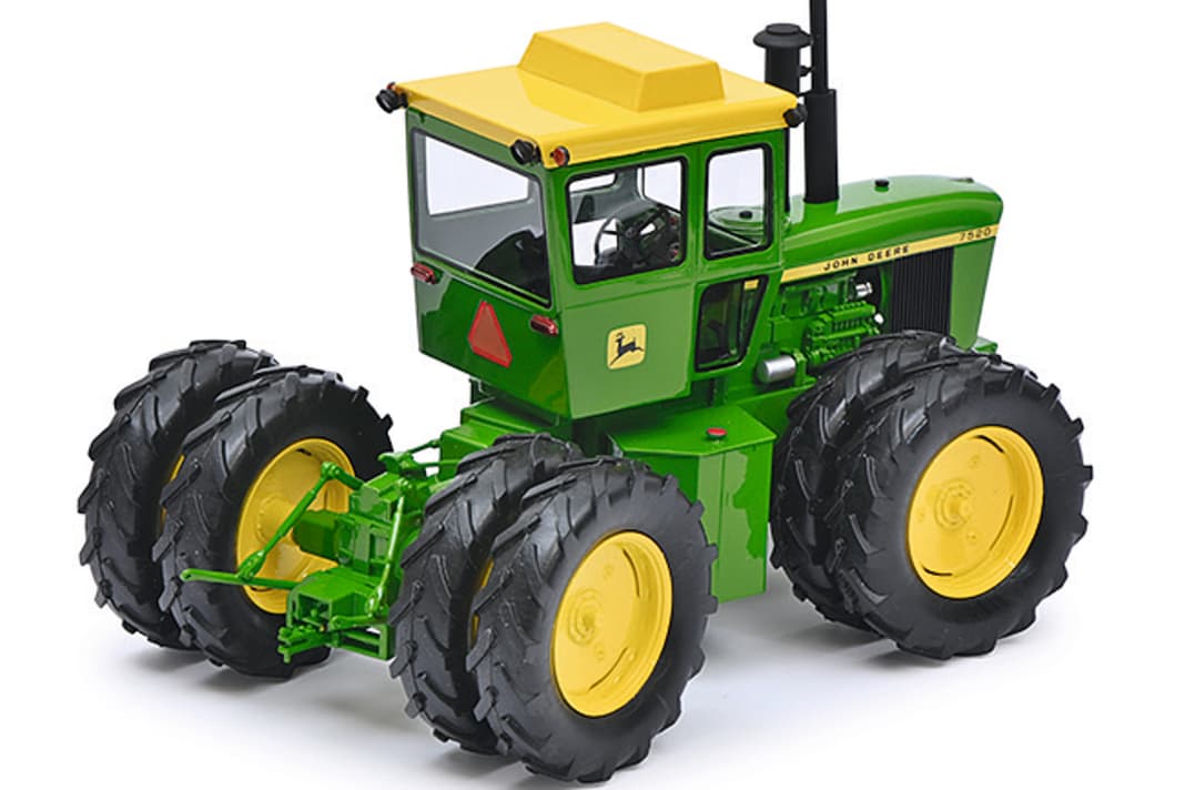 Der John Deere 7520 kommt mit Kabine...