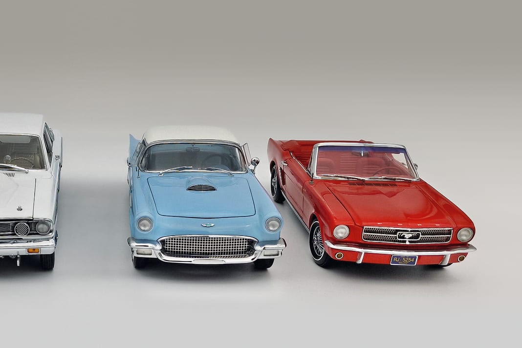 Chrysler 300C, Ford Thunderbolt Super Stock Drag Car, T-Bird und Mustang (von links) glänzen in 1:18 mit Top-Finessen
