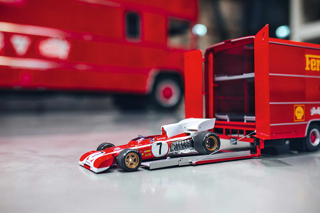 Hecktüren und Aufzug am 1:18- Rolfo funktionieren, und auch im Interieur hat CMR viele Details originalgetreu realisiert