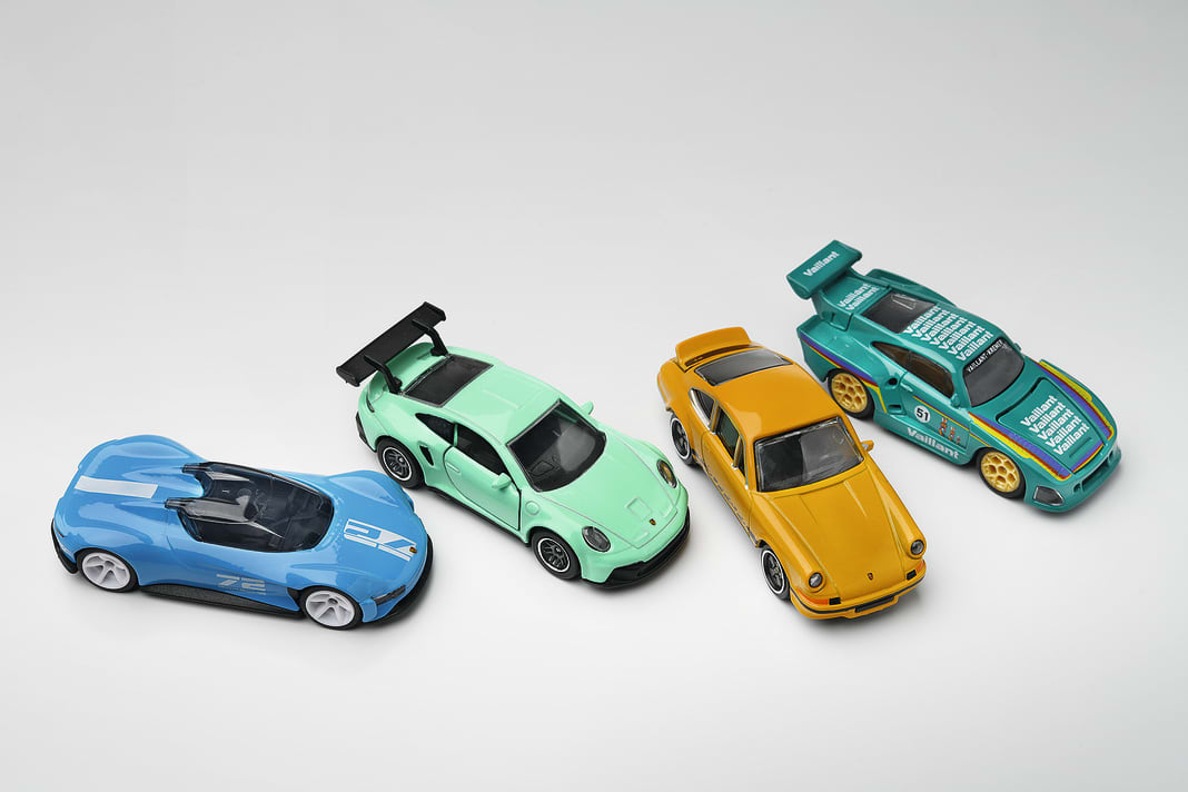 Vision Gran Turismo, GT3 Cup, Carrera RS 2.7 und 935 K3 (von links) kommen als 1:64-Porsche neu