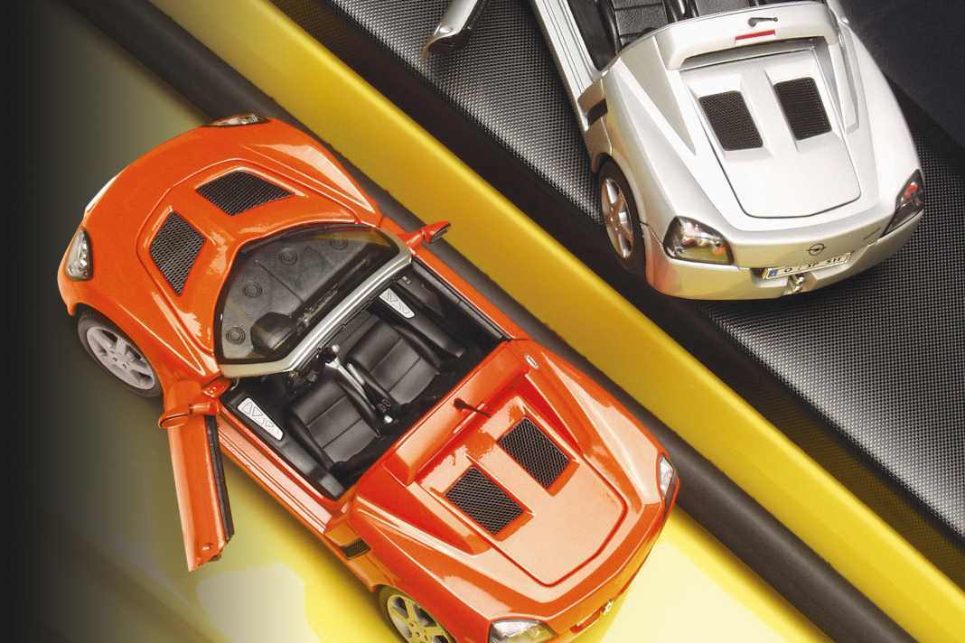 Die 1:18er des Opel Speedsters von Maisto/Bauer und Welly strotzten anno 2003 geradezu vor beweglichen Teilen