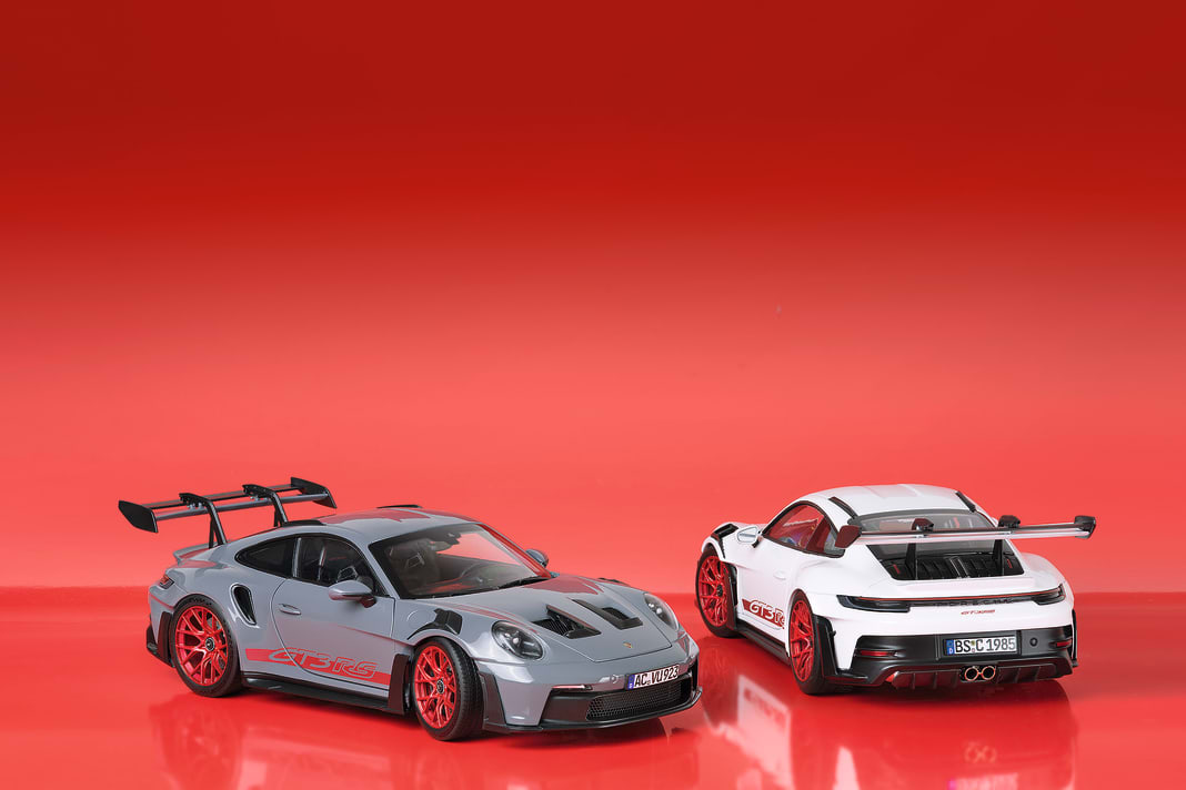 Bei Norev kommt der 1:18-RS in Weiß und Grau, bei Porsche wohl in Grün und Gelb. Das Interieur ist umfangreich dekoriert.