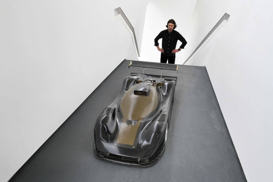 Adrian Franosch, zurzeit Werkstudent im Unternehmensarchiv, bewundert das 1:3- Windkanalmodell des Porsche 911 GT1 ’98 mit Karbonstruktur