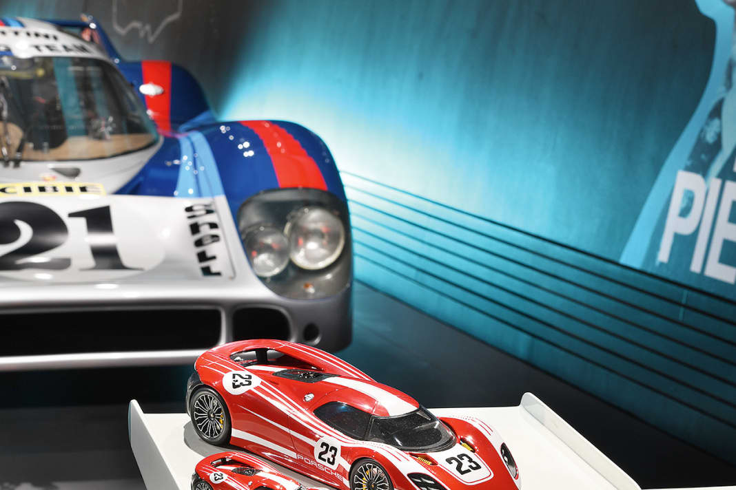 Die beiden Modelle des 917 „Living Legend“ in 1:43 und 1:18 auf dem Flügel des historischen Langheck-Originals