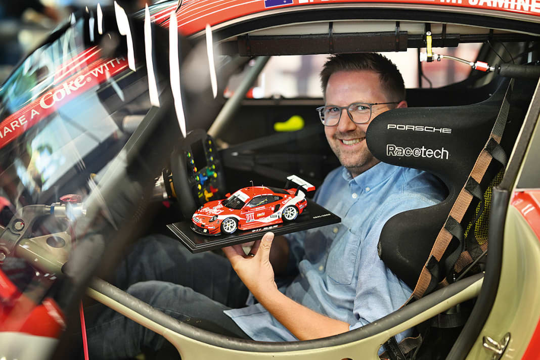 Jörg Heinz mag den Coca-Cola-Elfer in 1:18 von Spark und nahm bei unserem Shootinggleich im passenden Vorbild Platz