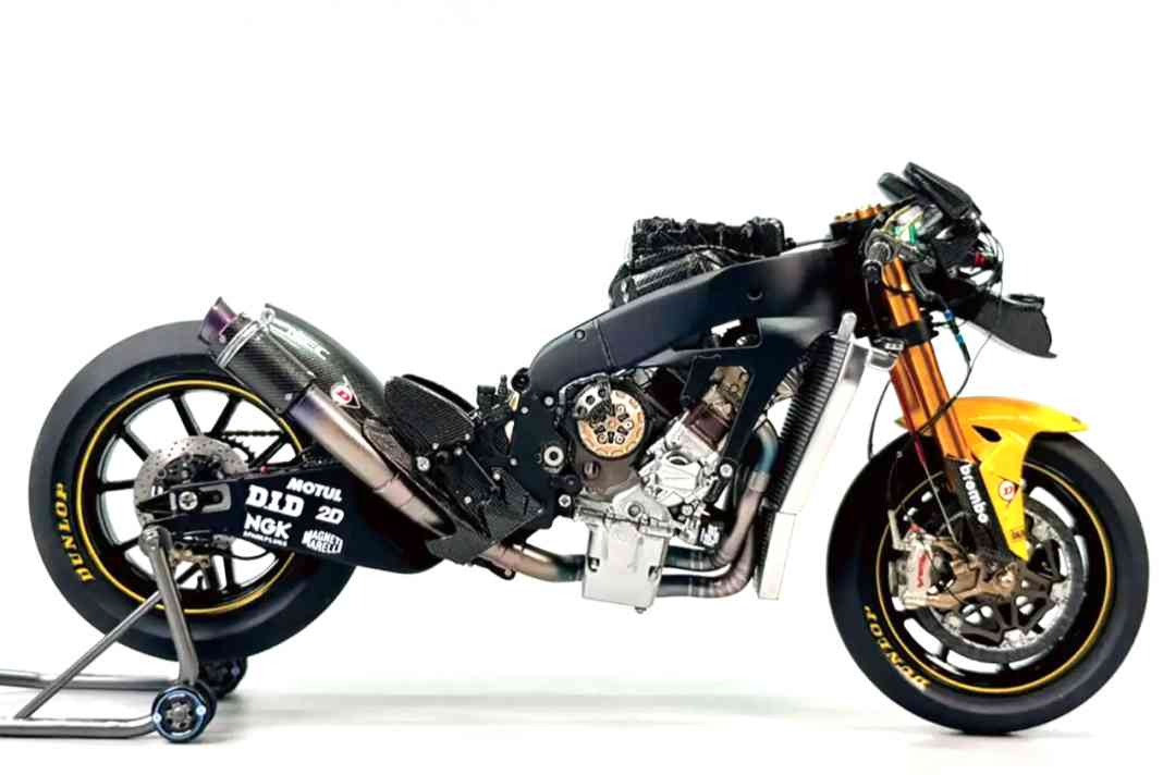 Dieses Foto unterstreicht schon einmal eines: Beemax wird ein furios detailliertes Modell der 2007er-Yamaha entwickeln. ] Foto: Beemax