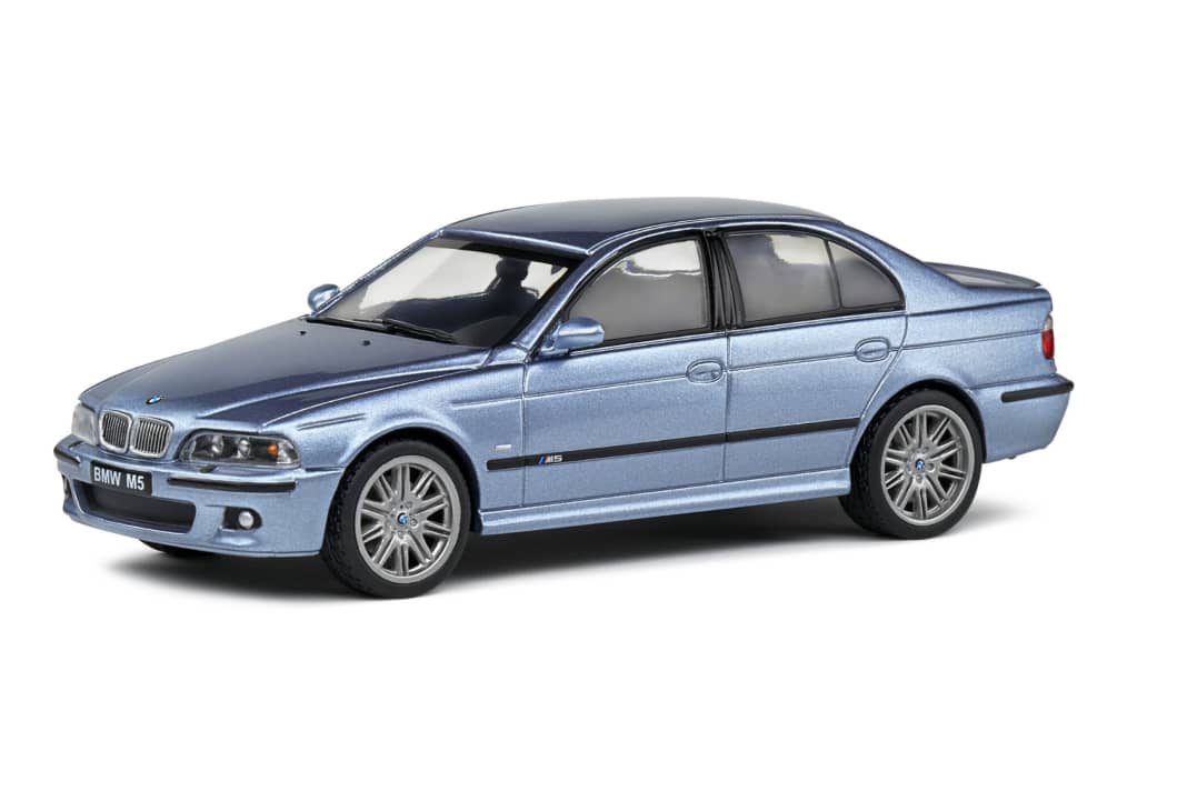 Der zweite M5 im Bunde ist das 1:43-Modell des E39 in Silver-Water-Blue von Solido