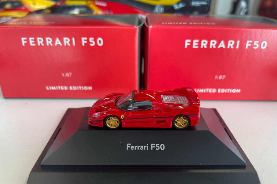 Auch mit geschlossenem Dach macht der Ferrari F50 von Herpa eine rassige Figur ] Foto: NAM