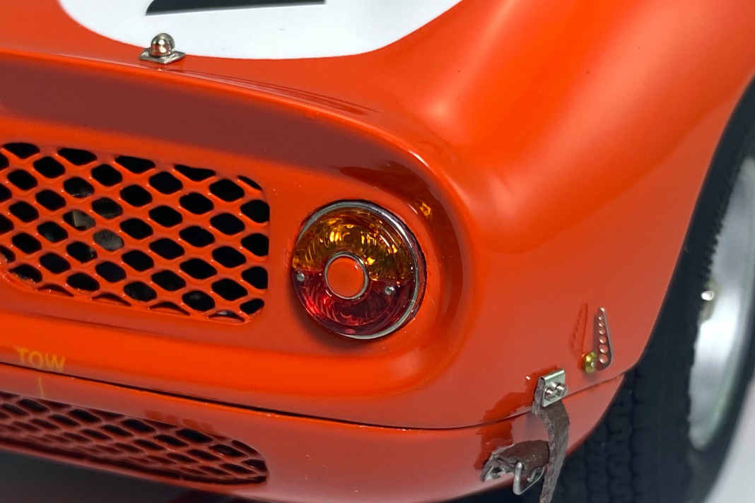 Ein Beispiel wie der Haubenverschluss der Klappe über dem Motor zeigt eindrucksvoll, wie Martisan bei seinem 250 LM in 1:18 ins Detail gehen will ] Foto: Martisan