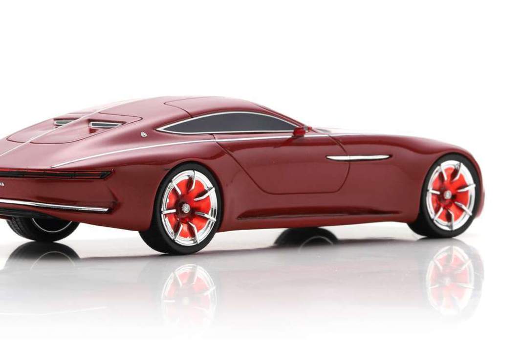 In roter Lackierung tritt der zweite Mercedes-Maybach 6 in 1:43 an. Es ist das Coupé mit zweigeteilter Heckscheibe.