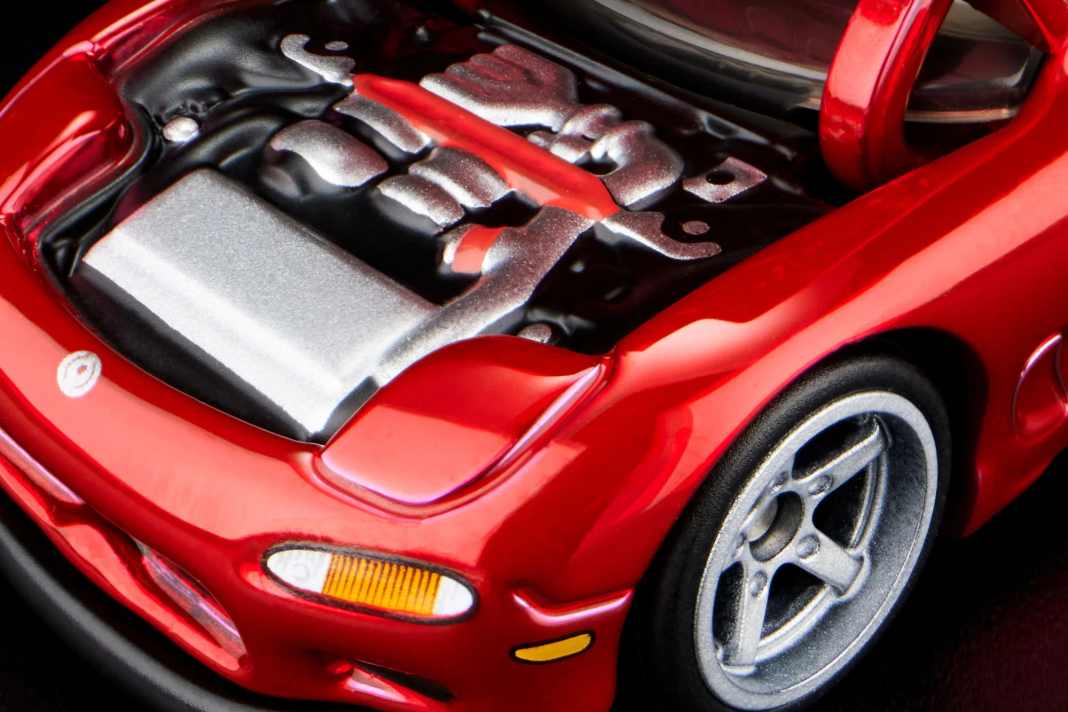 Hot Wheels legt bei seinen 1:64-Modellen mehr Wert auf Details. Der neue Mazda RX-7 beweist das mit einem detaillierten Twinturbo-Motor unter der Haube.