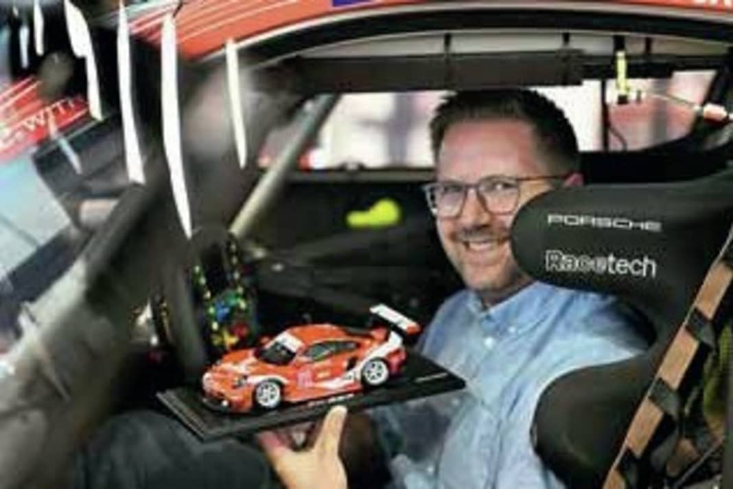 Jörg Heinz mag den Coca-Cola-Elfer in 1:18 von Spark und nahm bei unserem Shootinggleich im passenden Vorbild Platz